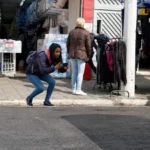 Vistoriador registrando a inspeção de um serviço de campo em um dispositivo móvel